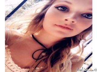 I'm A Webcam Lovely Babe! I Am Named SnowWhiteXo And I'm 21 Years Of Age